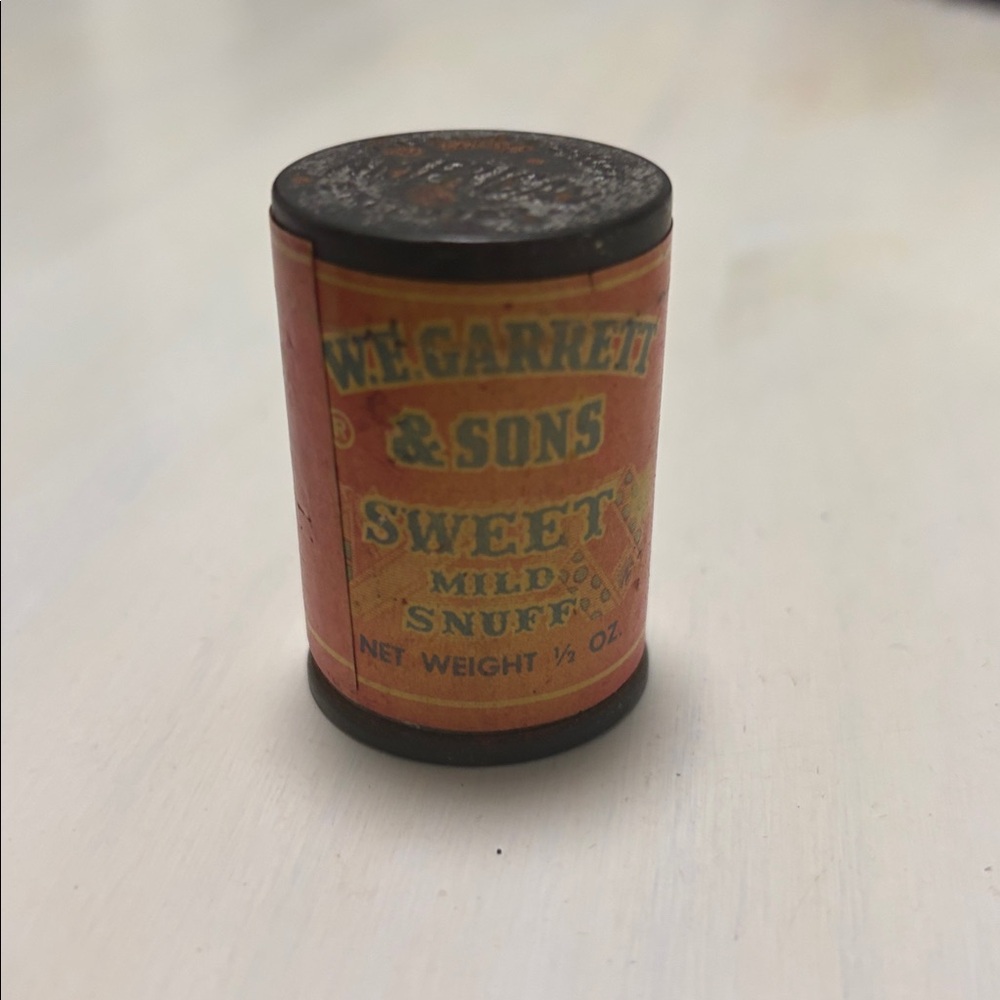 VINTAGE W. E. Garrett & Sons Snuff Tin w/ Snuff 2”